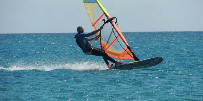 Windsurf, a Nettuno i corsi per bambini e adulti