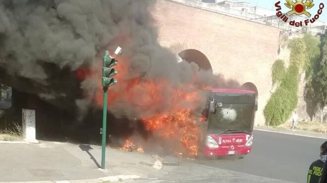 Roma, un altro autobus al fuoco: è il secondo in meno di 24 ore