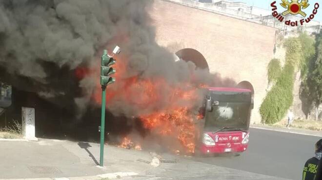 Atac, altro flambus per le strade di Roma. E’ il settimo dall’inizio dell’anno