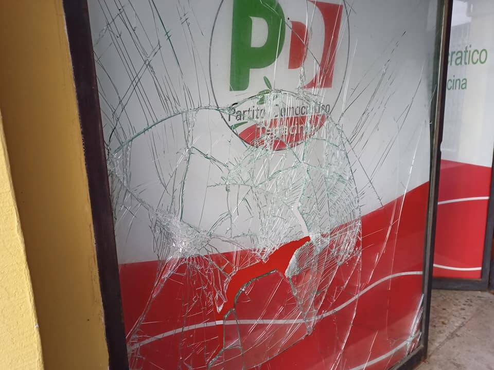 Atto vandalico a Terracina: distrutta la vetrata della sede del Pd