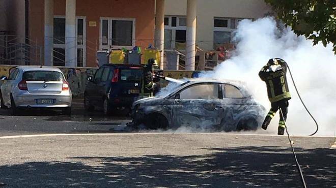 Passoscuro, auto in fiamme davanti alla scuola di Via Serrenti