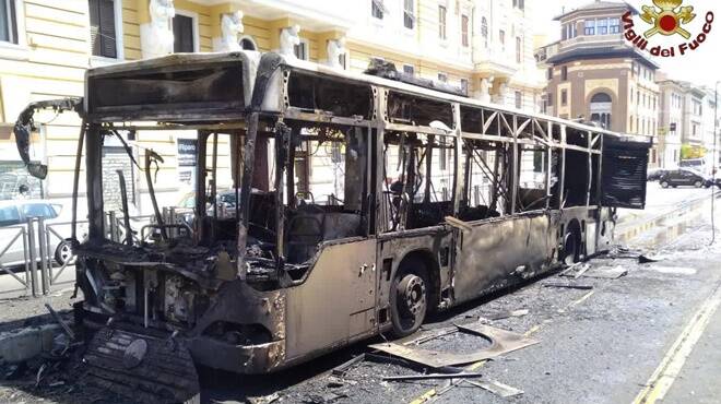 autobus in fiamme - Roma