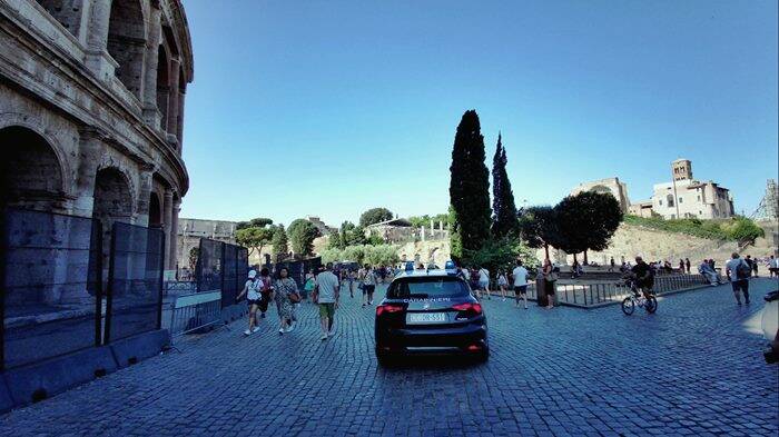 Roma, parcheggiatori abusivi e ambulanti al Colosseo: maxi multa di oltre 20mila euro