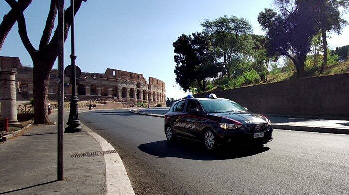 Roma, denunciati e multati altri 6 venditori abusivi al Colosseo