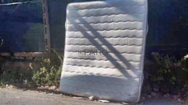 “A Fiumicino c’è un materasso abbandonato in strada e nessuno fa niente”