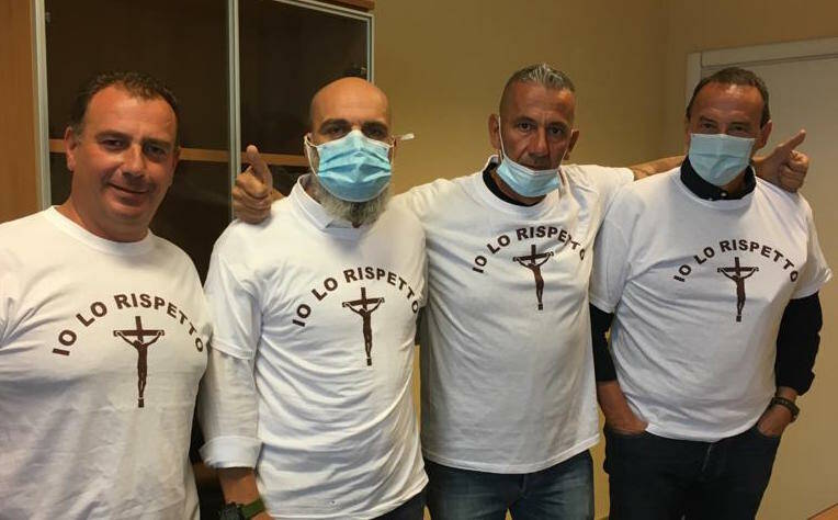 Fiumicino, una maglietta per difendere il crocifisso, l’opposizione: “Manca la democrazia in aula consiliare”