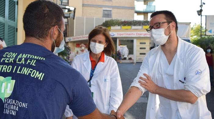A piedi da Bolzano a Roma per combattere i linfomi pediatrici e aiutare i più piccoli