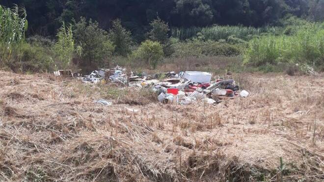 Discarica a cielo aperto in via Laurentina ad Ardea, i cittadini: “Urge una bonifica”