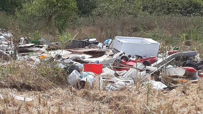 Discarica a cielo aperto in via Laurentina ad Ardea, i cittadini: “Urge una bonifica”