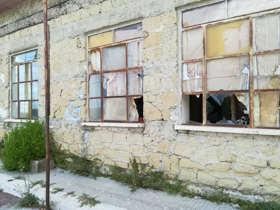 Ex scuola di Pulcherini nel degrado, FdI Minturno attacca: “Periferie abbandonate”