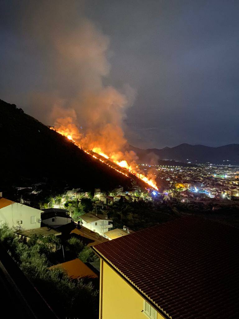 Fondi brucia: diversi i roghi nelle periferie