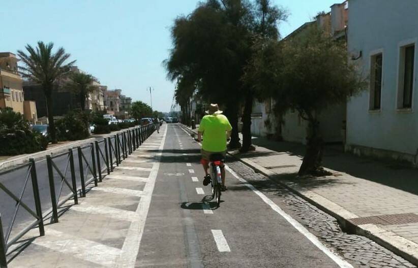 Ostia, parapedonali della pista ciclabile nel mirino: per la Cisl Polizia locale sono pericolosi