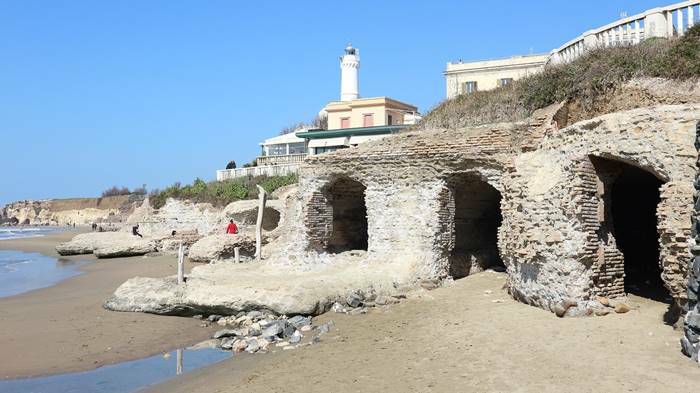 Hackerata l’App per le prenotazioni dei posti alla spiaggia libera delle Grotte di Nerone