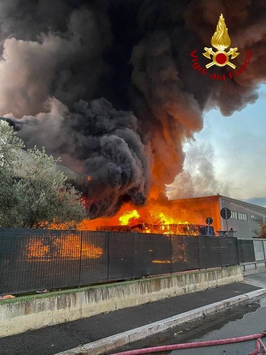 Incendio Loas di Aprilia, le indicazioni della Asl ai cittadini di Anzio e Nettuno