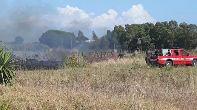 Ardea, incendio in un terreno posto sotto sequestro dalla municipale a via Pisa