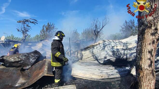 Ardea, fiamme nel camping “Ai Tucul”: vigili del fuoco in azione con 7 squadre