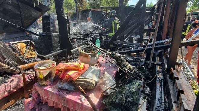 Ardea, fiamme nel camping “Ai Tucul”: vigili del fuoco in azione con 7 squadre