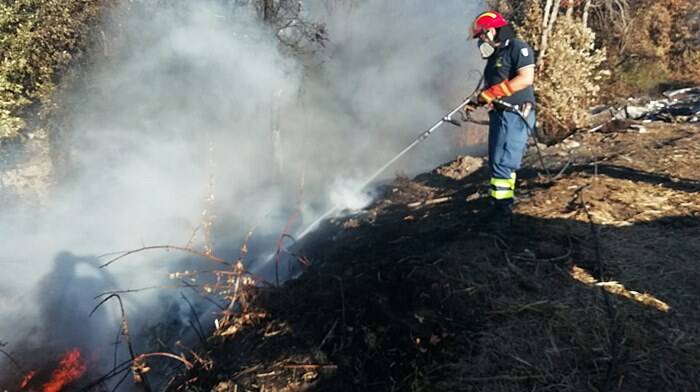 Ardea, ennesimo incendio in via Monti di Santa Lucia: in fiamme carcasse di auto
