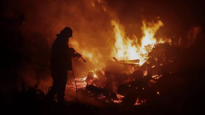 Cerveteri, incendio nella notte in via del Sasso: Protezione Civile e Vigili del Fuoco in azione