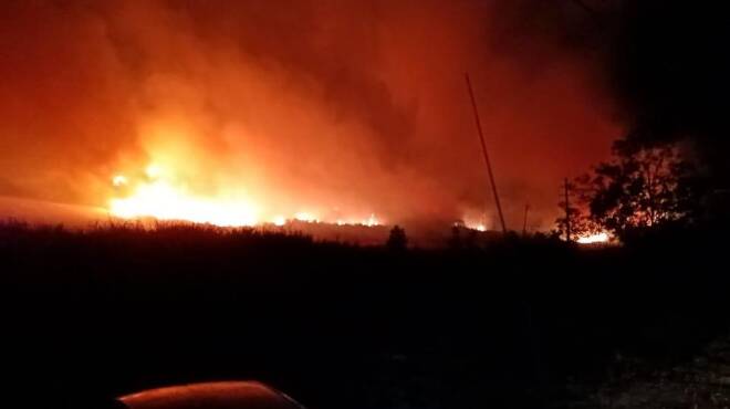Civitavecchia, incendio a Sant’Agostino: pompieri al lavoro fino all’alba per spegnere il rogo