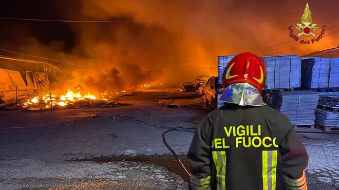A fuoco un deposito di pneumatici fra Ardea e Pomezia, il fumo invade le strade