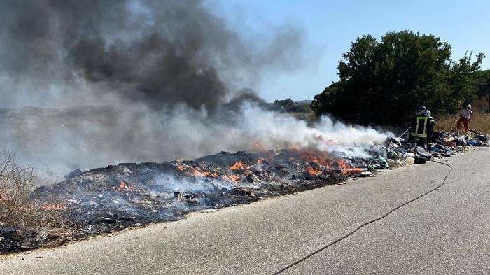 Incendio alla periferia di Roma, discarica abusiva in fiamme a via Monte Carnevale