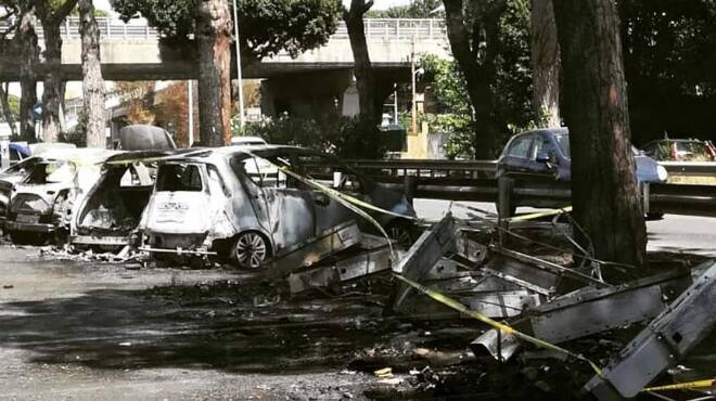 Ostia, a fuoco cassonetti della spazzatura: distrutte 4 auto parcheggiate