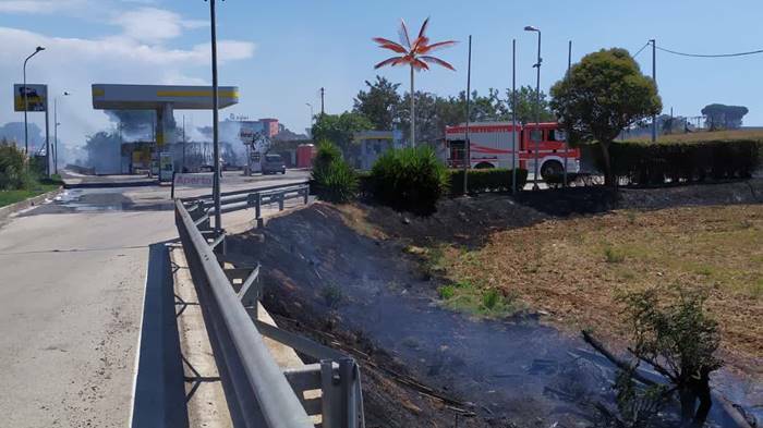 Incendio di sterpaglie sulla Pontina: fiamme in un’area di servizio