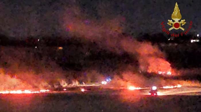 Paura a Tarquinia, incendio nella notte: le fiamme minacciano la linea ferroviaria