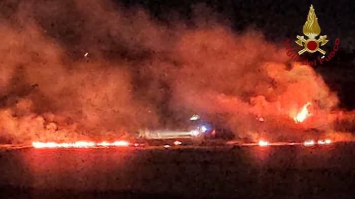 Paura a Tarquinia, incendio nella notte: le fiamme minacciano la linea ferroviaria
