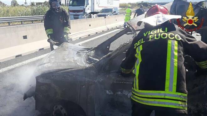 Roma, incidente sull’A1 a fuoco una Smart: morto il conducente