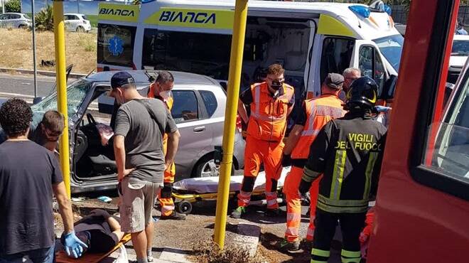 Roma, scontro fra un’auto e un’ambulanza in via Casilina: tre persone in codice rosso