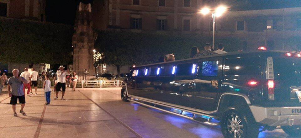 Limousine in sosta a piazza Garibaldi a Terracina, il Comune: "Da noi nessuna autorizzazione"