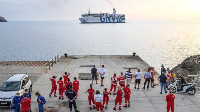 Hotspot al collasso, a Lampedusa attracca la nave quarantena per i migranti