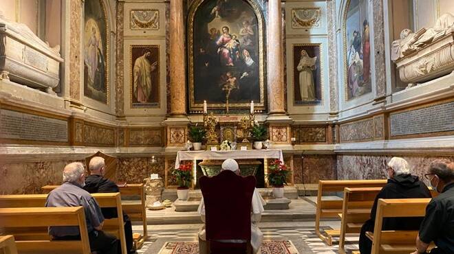 Papa Francesco lascia il Vaticano per pregare sulla tomba di Santa Monica