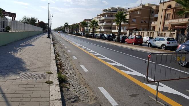 Ostia, residenti preoccupati scrivono alla Raggi: “La nuova pista ciclabile non è a norma”