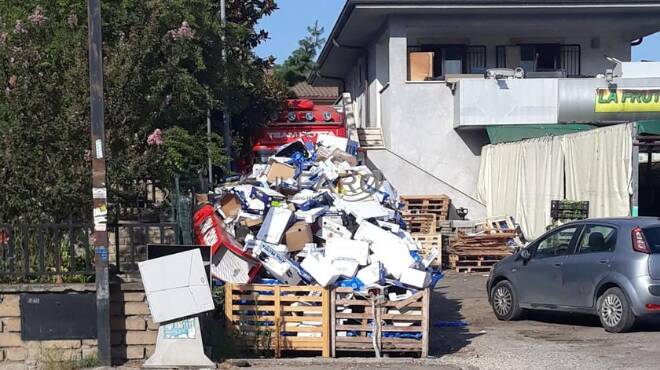 Ardea, cumuli di rifiuti a Rio Verde: i cittadini protestano