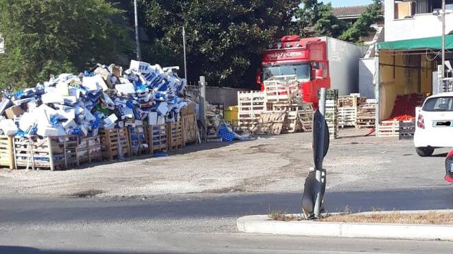 Ardea, cumuli di rifiuti a Rio Verde: i cittadini protestano