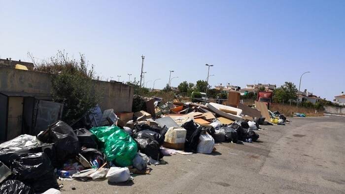 Ardea, rifiuti abbandonati in strada a pochi metri dal punto di raccolta: l’ira del Sindaco