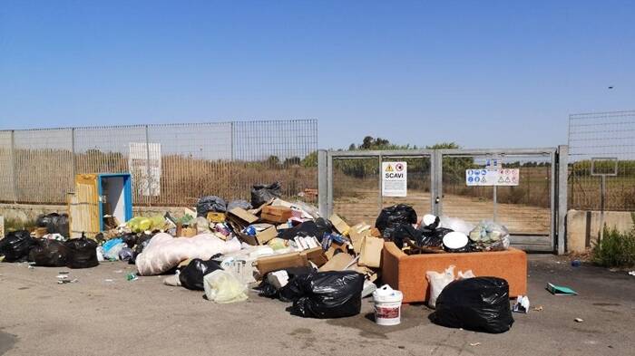 Ardea, rifiuti abbandonati in strada a pochi metri dal punto di raccolta: l’ira del Sindaco