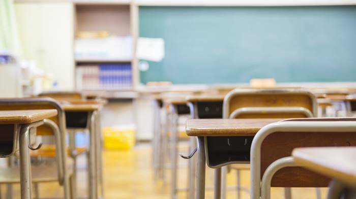 Fiumicino, “Notizie false sulla scuola”: preside querela consigliere comunale