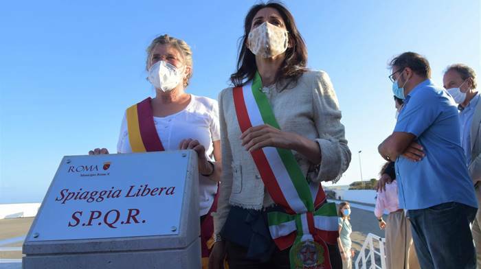 L’ex Arca diventa la spiaggia libera “Spqr”, Raggi: “A Ostia una rivoluzione senza precedenti”