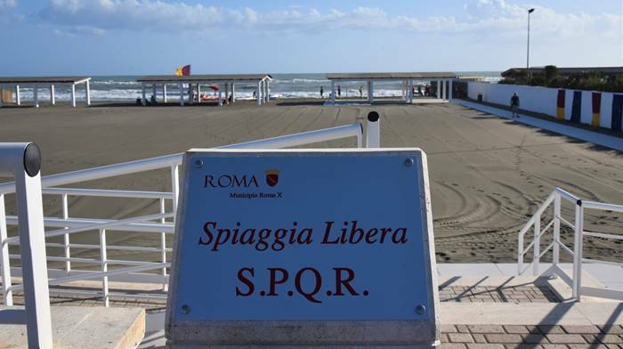 L’ex Arca diventa la spiaggia libera “Spqr”, Raggi: “A Ostia una rivoluzione senza precedenti”