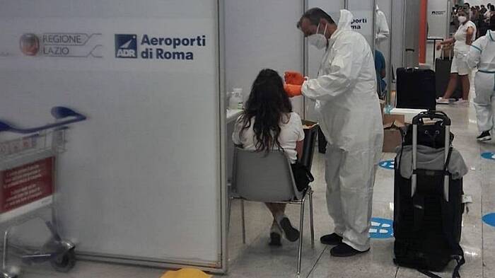 Covid-19, test negli aeroporti di Roma: il plauso dei virologi