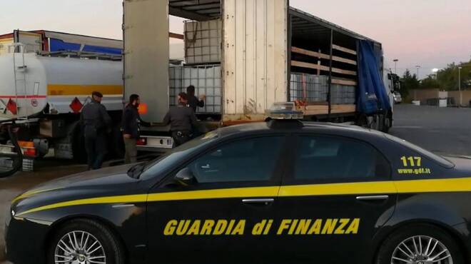 Pomezia, scoperto un traffico di cherosene rubato alla Nato: 14 denunce e 1 arresto