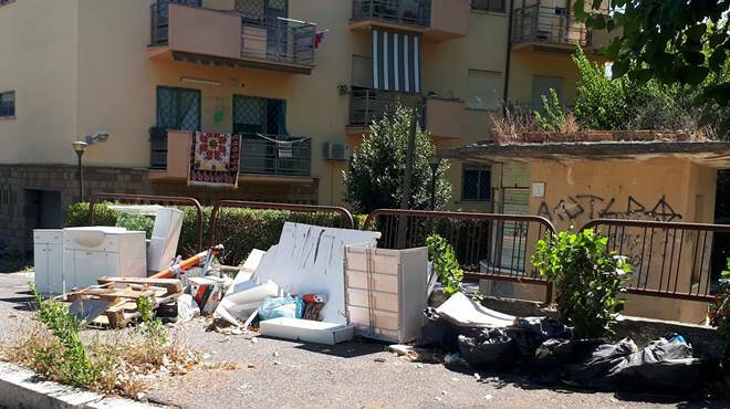 Fiumicino, l’ira di un cittadino: “Il Villaggio Azzurro trasformato in discarica a cielo aperto”
