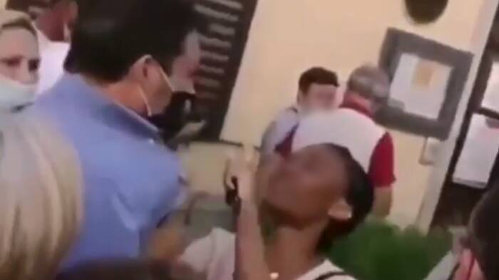 “Io ti maledico” e aggredisce Salvini strappandogli rosario e camicia – VIDEO