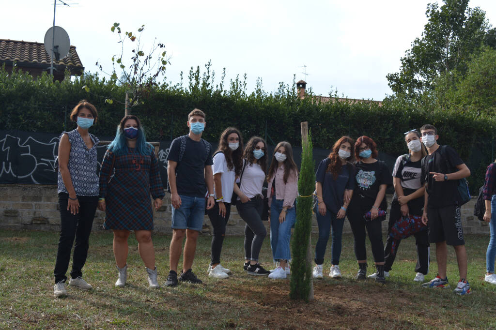Studenti del Liceo Pascal donano 3 alberi al Comune di Pomezia