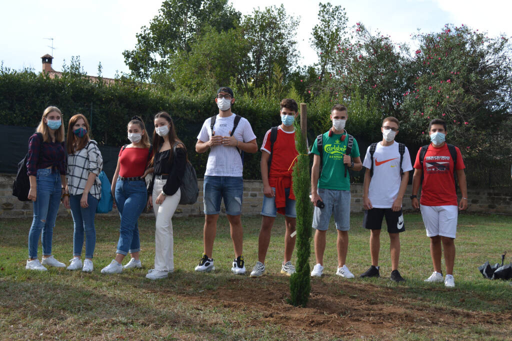 Studenti del Liceo Pascal donano 3 alberi al Comune di Pomezia