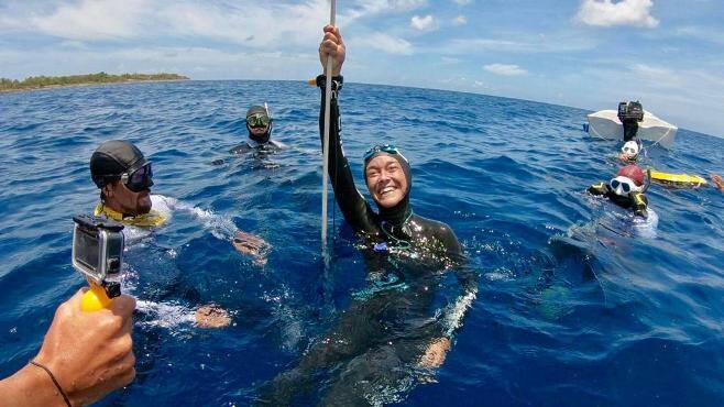 Apnea, straordinaria Zecchini: fa bis del record mondiale nel mare delle Filippine